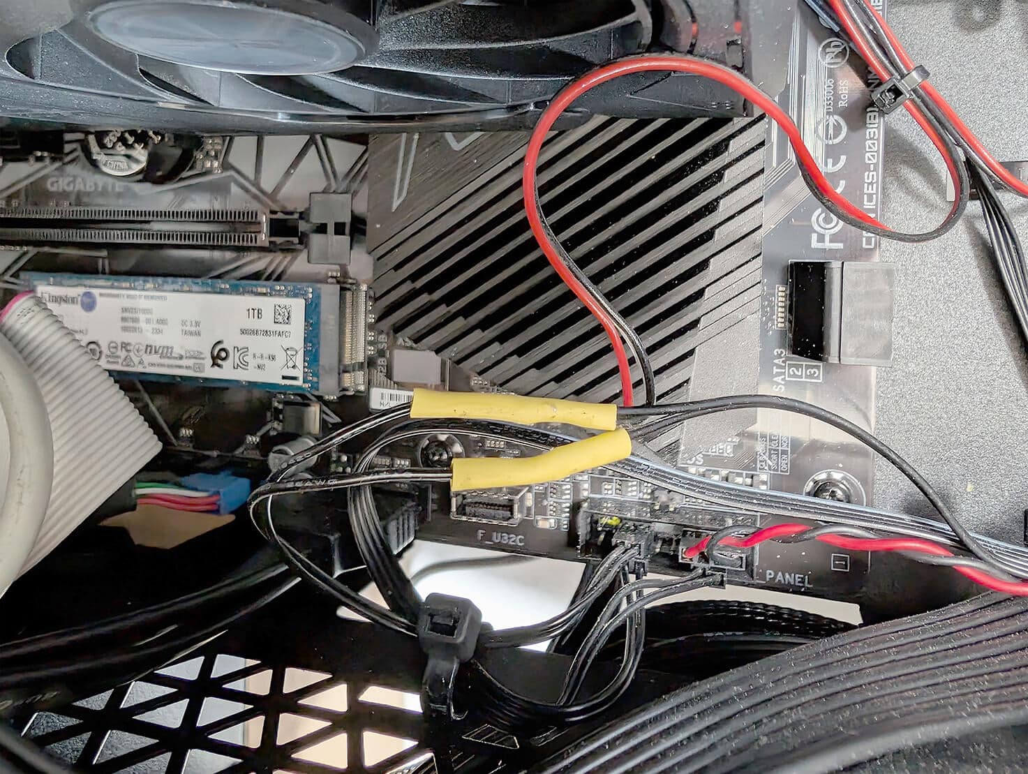 Bild 6: Überbrückung der Taste „Power On“ des PCs