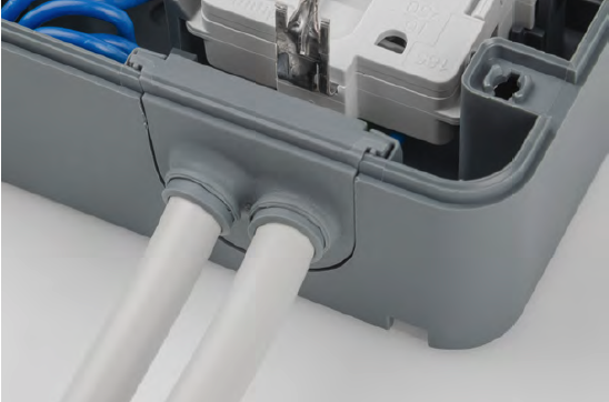 Bild 8: Die Kabel nach dem Einführen wieder etwas nach außen ziehen