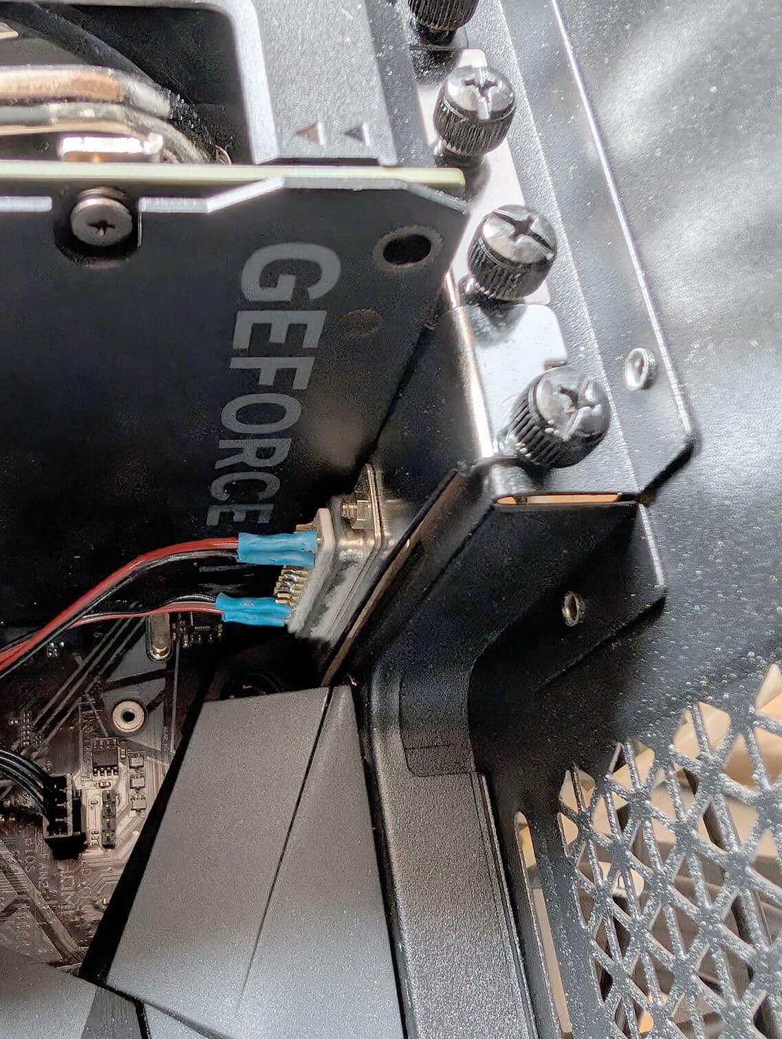Bild 9: Verschraubtes Slotblech an der PC-Rückwand