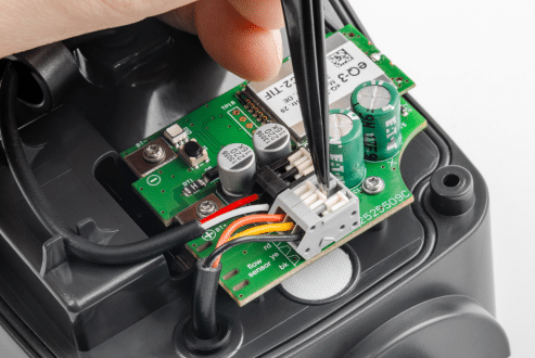 Bild 11: Klemmen öffnen, Kabel einführen und Klemmen schließen