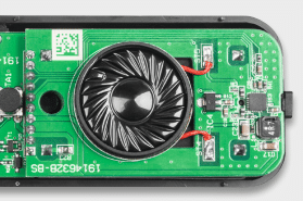 Bild 9: So wird der Lautsprecher angeschlossen und in die Batterieplatine eingesetzt.